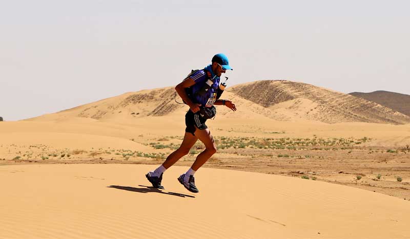 Lo que lleva la mochila de Chema Martínez en la Marathon des Sables
