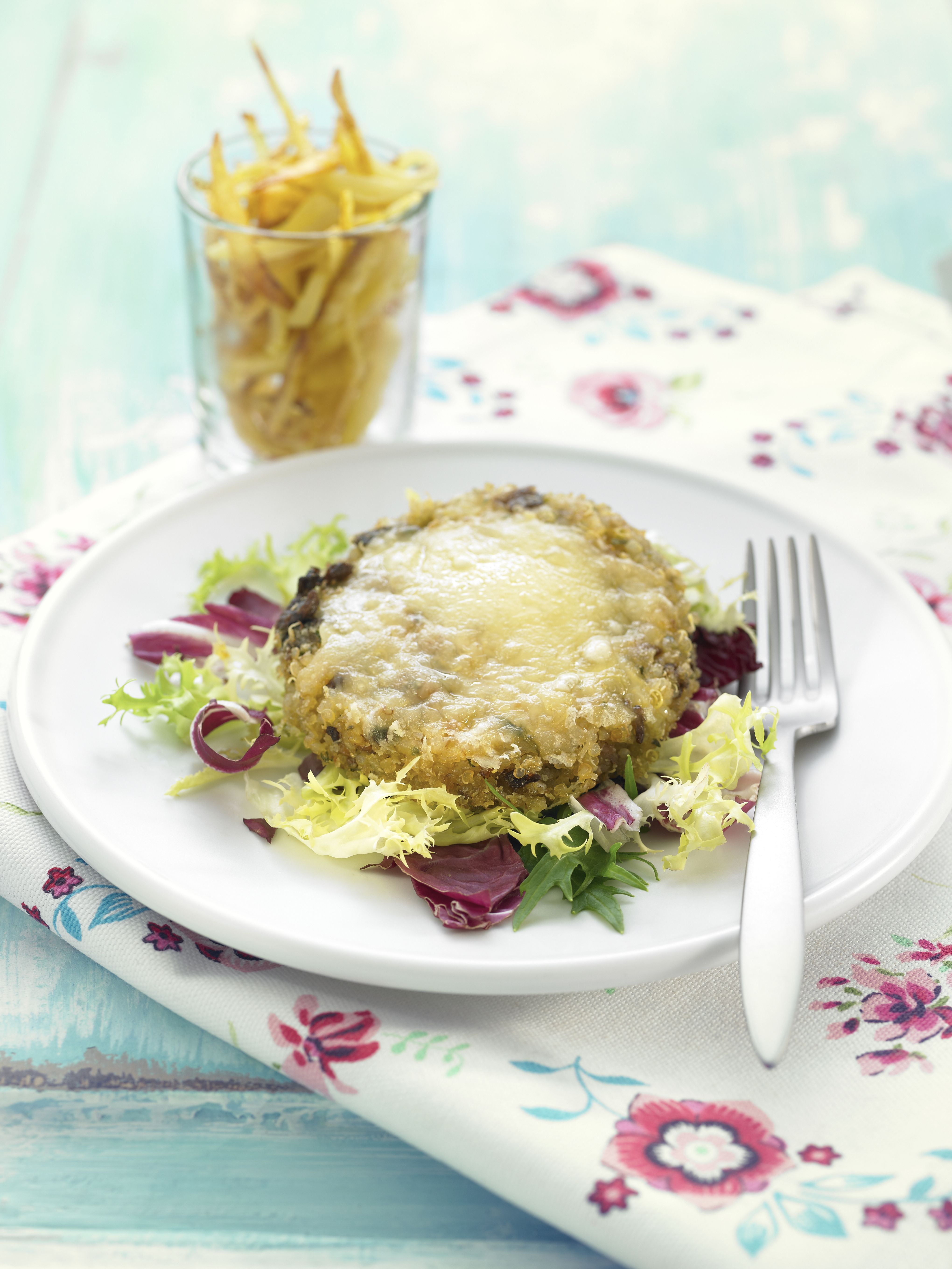 Hamburguesa de quinoa, boletus y queso. Una hamburguesa vegetariana y saludable para el Día Internacional de la Hamburguesa