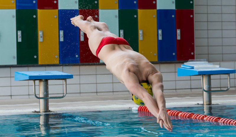 Entrena en la piscina para nadar en el mar