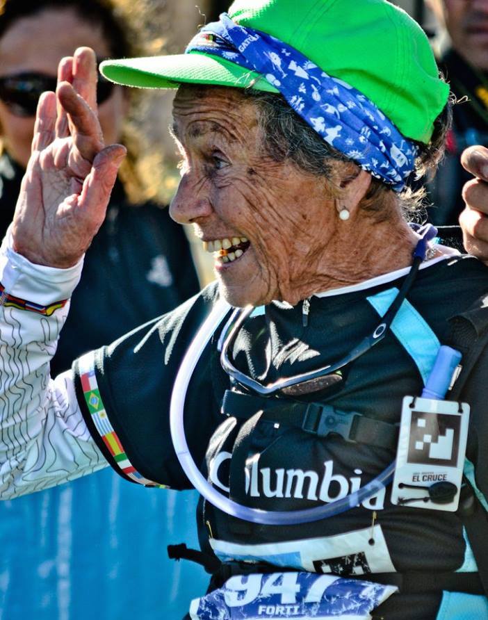 SUPERABUELA DE 80 AÑOS DEMUESTRA QUE LA EDAD NO ES UN IMPEDIMENTO PARA CORRER MÁS DE 100 KM