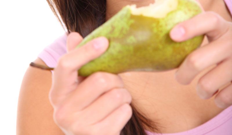 ¿Es malo tomar la fruta con piel?
