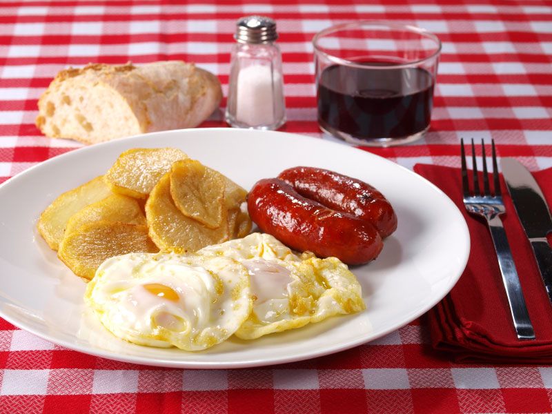 La combinación de huevos fritos con chorizo y patatas no engorda