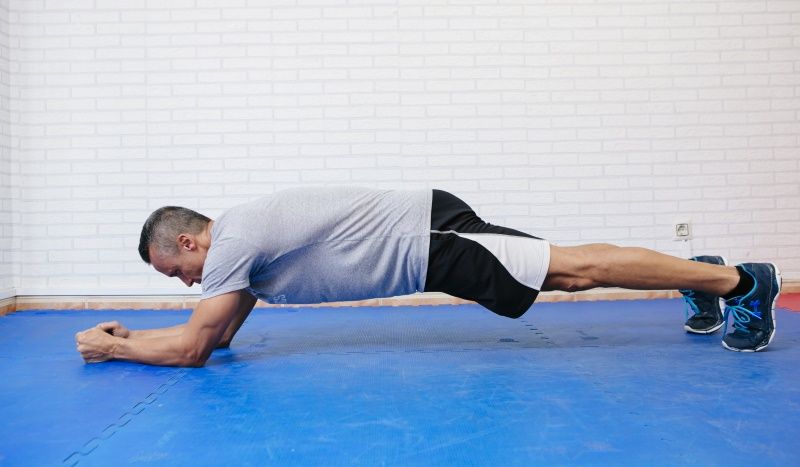 Ejercicios de abdomen antiaburrimiento: circuito antiextensión
