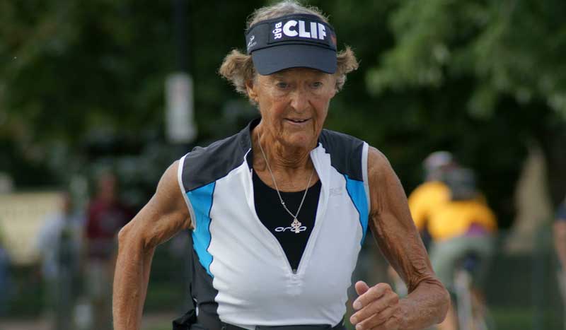 Héroes del deporte: Madonna Buder, la mujer de más edad en completar un Ironman