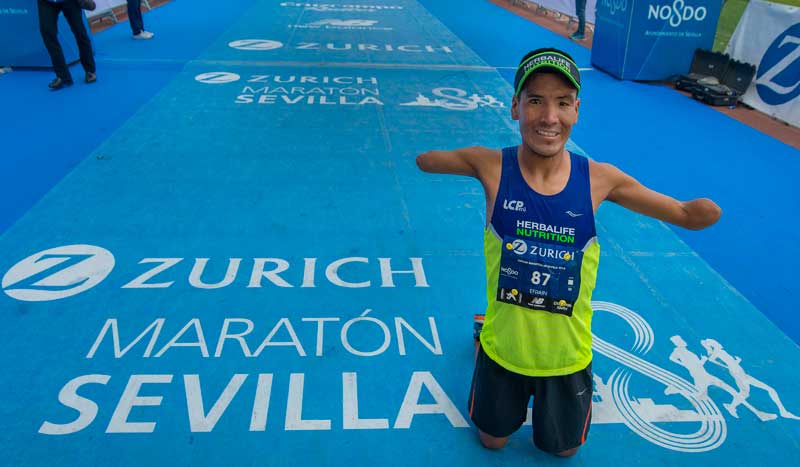 La preciosa historia de Efrain en el Maratón de Sevilla