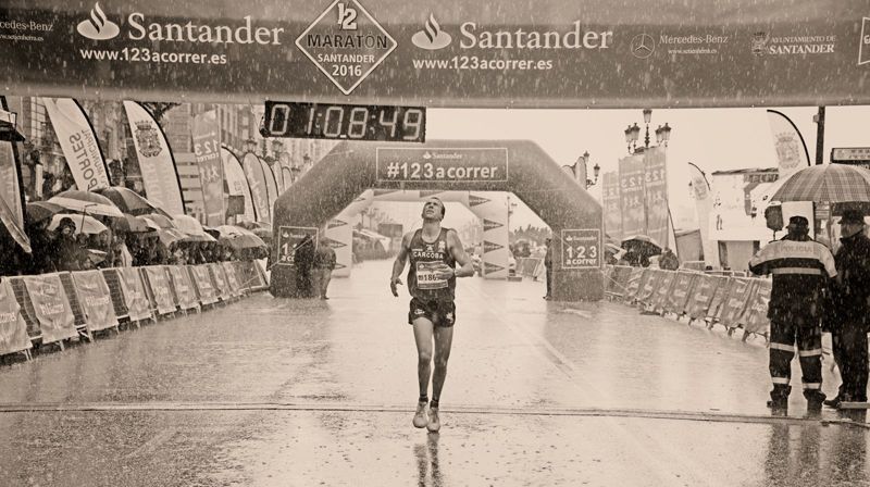 Tres mil héroes bajo la lluvia en el Medio Maratón de Santander