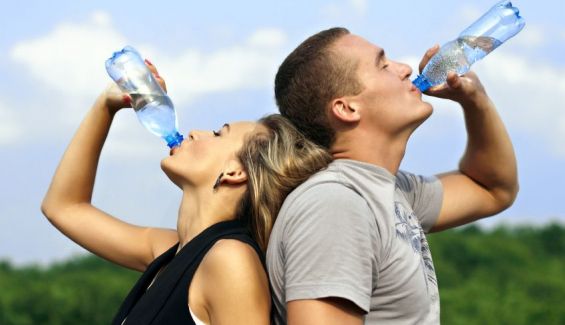 Beber agua mientras se hace deporte, ¿es bueno o malo? - Iparvending Group