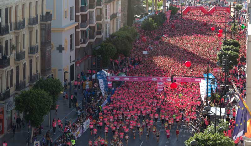 La primera prueba de la "marea rosa" reúne a 14.000 corredoras en Valencia