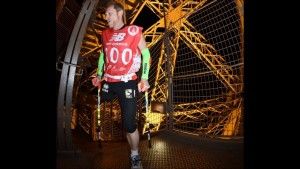 La subida a la Torre Eiffel con muletas, la última hazaña del increíble Guy La subida a la Torre Eiffel con muletas, la última hazaña del increíble Guy