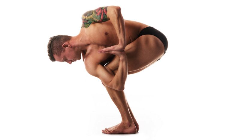 Postura de la silla con torsión o Parivrtta Utkatasana