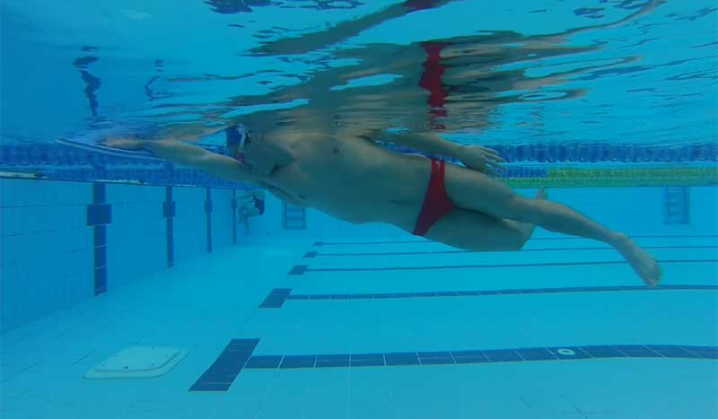 Técnica de natación: ejercicios para piernas de crol laterales