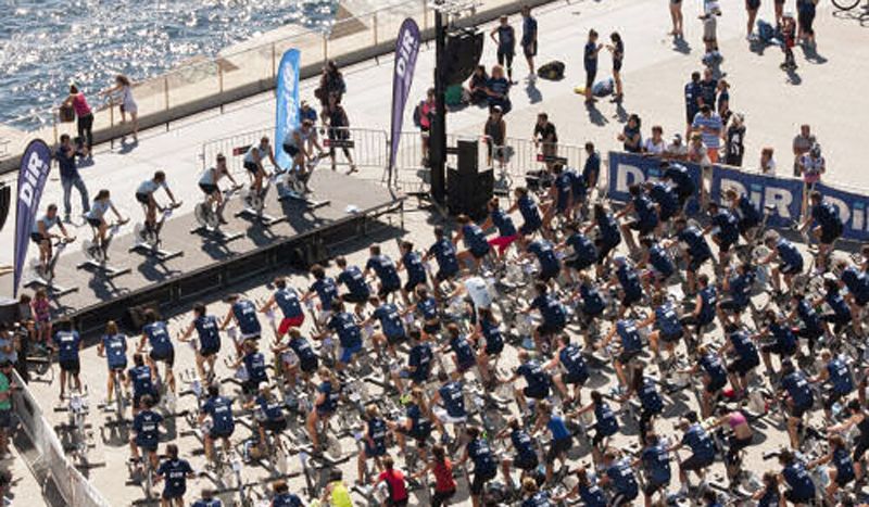 Pedalea a favor de Unicef frente al mar en Barcelona