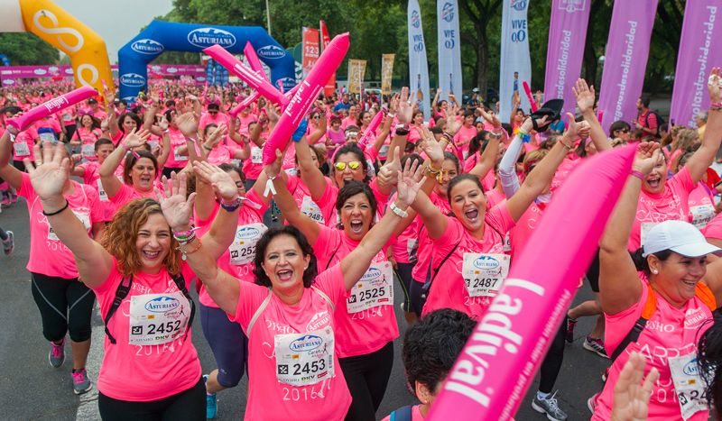 12.000 corredoras formaron la marea rosa de Sevilla