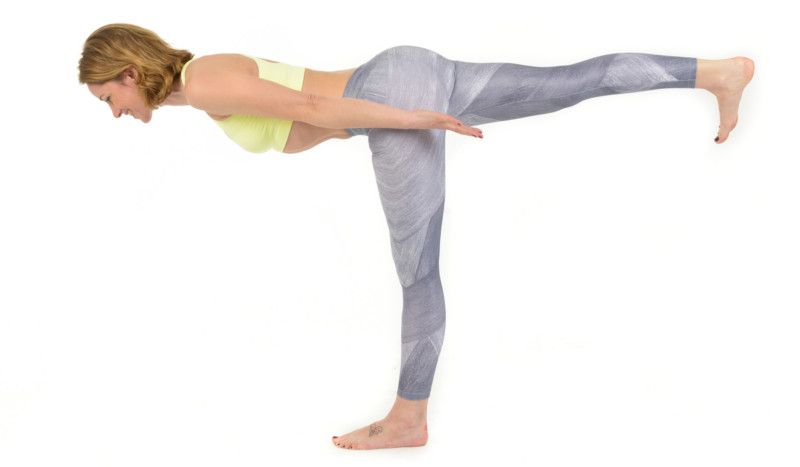 La postura de yoga que tonifica tu abdomen, el Guerrero 3