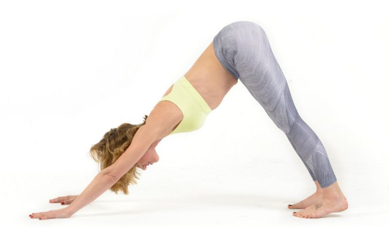 La postura de yoga para corregir desequilibrios, el perro boca abajo