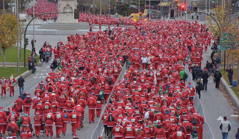 El rojo de la carrera de Papá Noel conquista Madrid