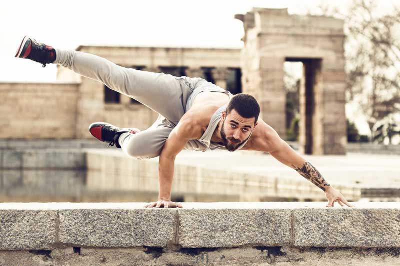 Descubriendo a Patrick Beach, el rey de los handstands de yoga
