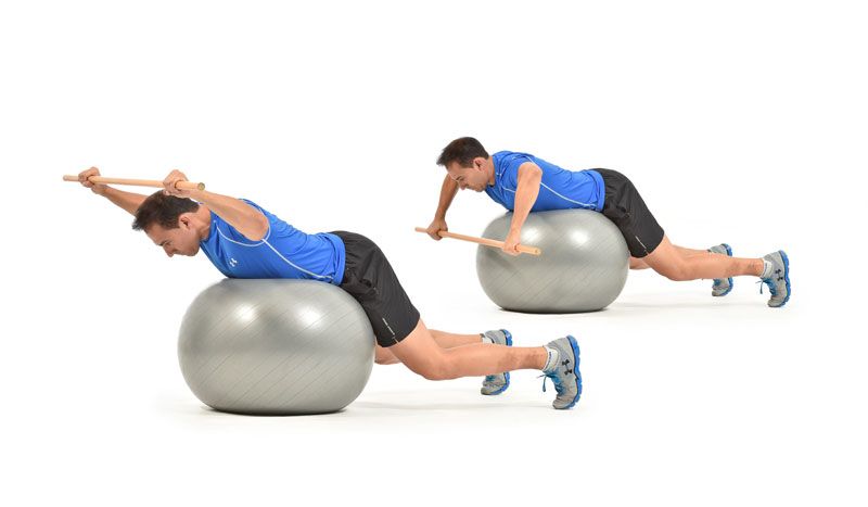 El ejercicio para reforzar y cuidar tu espalda: rotación cubana sobre fitnesball
