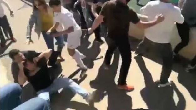 Tremenda pelea entre padres durante un partido de fútbol infantil