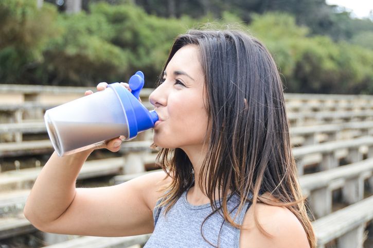 Cuánta proteína en polvo hay que poner en un batido para ganar músculo?