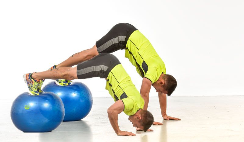 Ejercicios para unos hombros y pectorales a punto con fitnessball