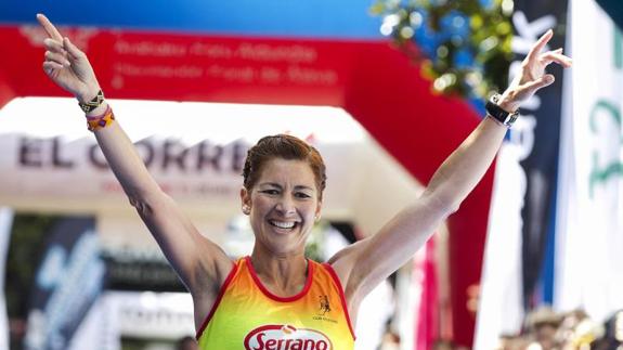 Natacha López, superviviente del cáncer, gana el Maratón de Vitoria