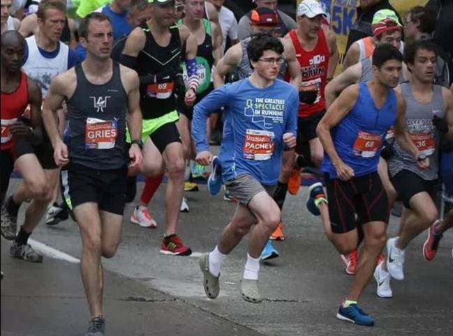 ¡Corre una media maratón con unas sandalias Crocs y termina en 1 hora y  11 minutos!