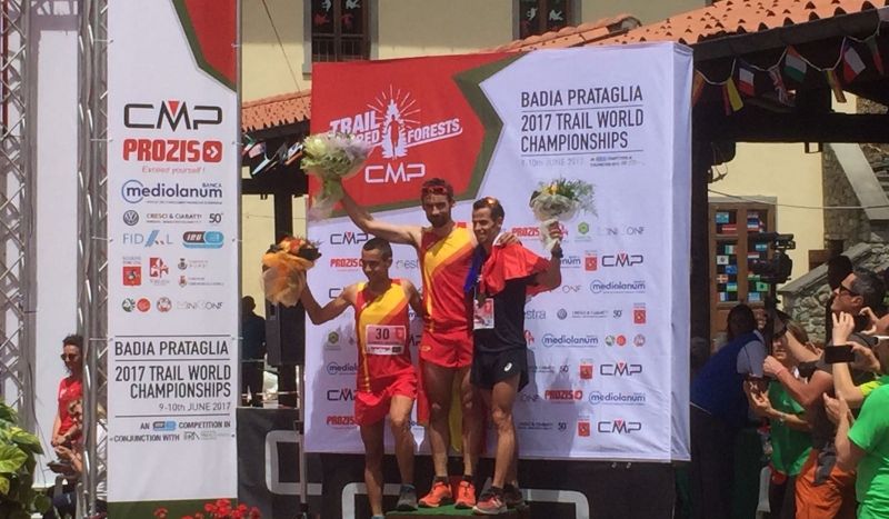 Luis Alberto Hernando y la selección española campeones del mundo de carreras de montaña