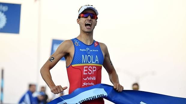 Mola, Noya y Alarzan luchan mañana por el Mundial de triatlón