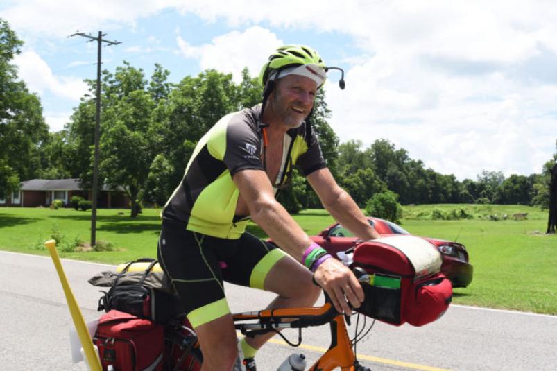 4.000 km en bici para volver a escuchar el corazón de su hija