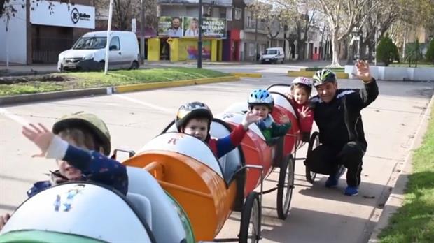 El abuelo que construyó “la bici-tren”