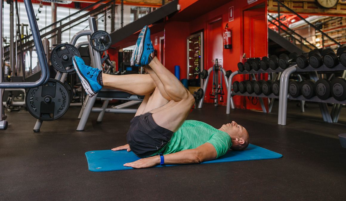 La moda de entrenar pierna en la máquina de dominadas asistidas