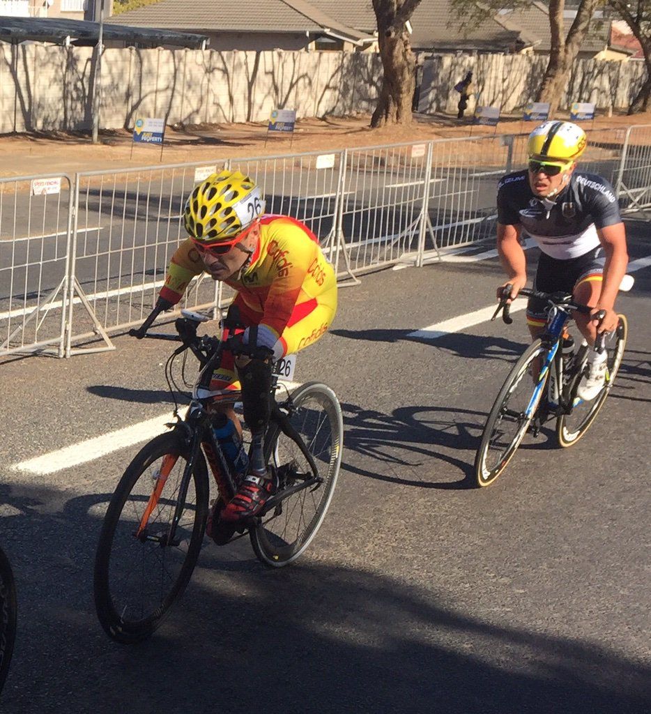 Ricardo Ten sale del agua y triunfa como ciclista