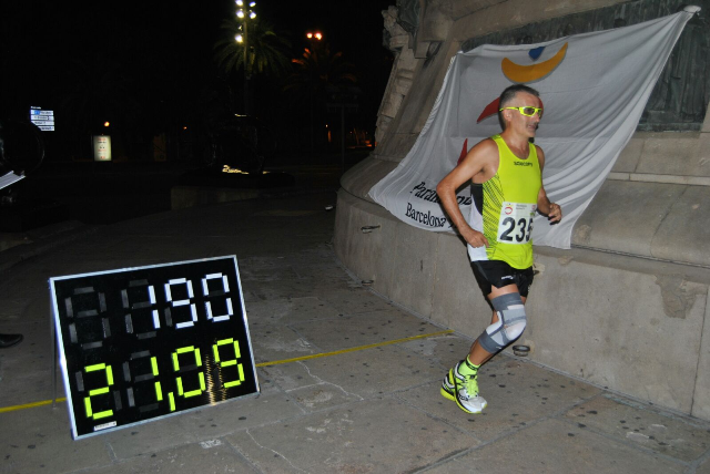 ¡Un medio maratón dando vueltas a la estatua de Colón en Barcelona! ¡Un medio maratón dando vueltas a la estatua de Colón en Barcelona!