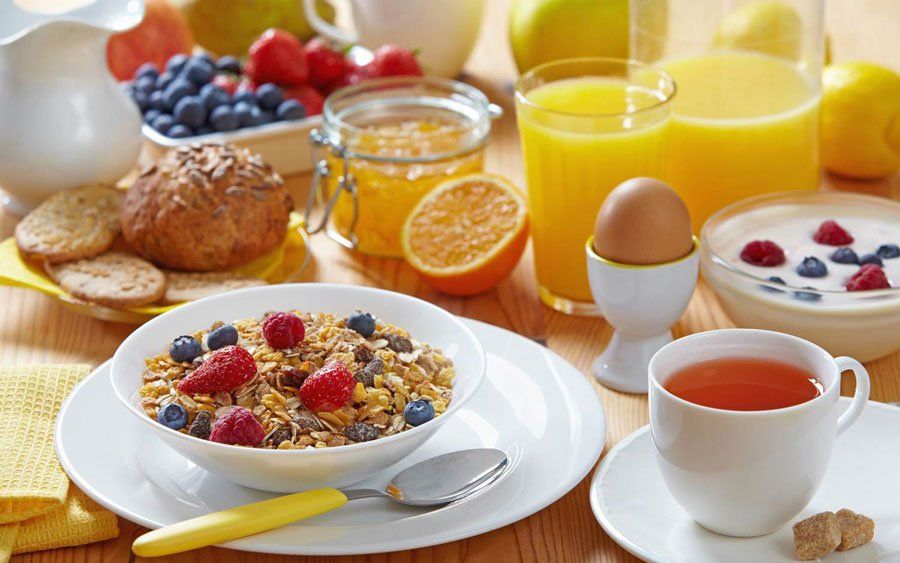 Los 5 alimentos que no pueden faltar en tu desayuno