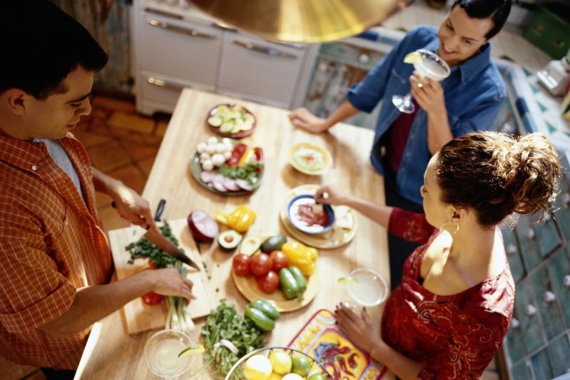 ¿Cómo influye en la digestión mezclar proteínas e hidratos en una comida?