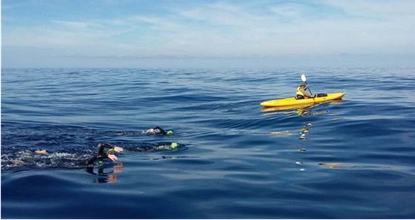 De Formentera a Ibiza a nado para ayudar a los refugiados