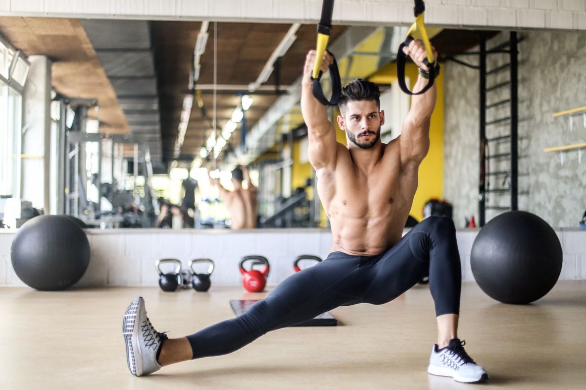 Entrena y refuerza piernas y abdominales con TRX