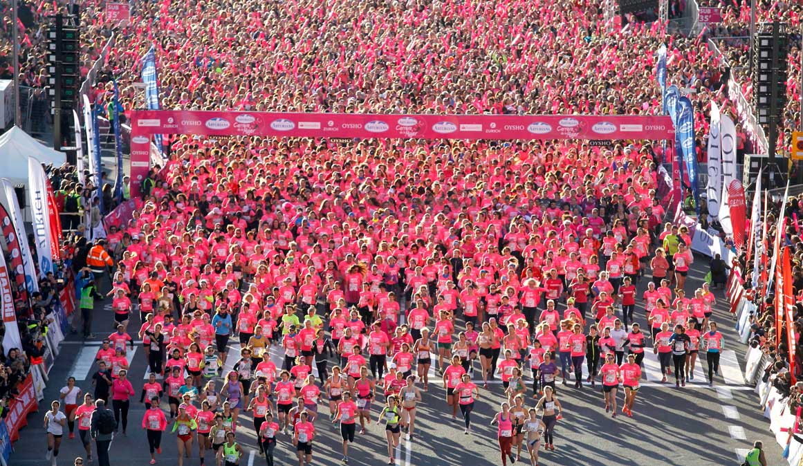 Barcelona se hace rosa con las 31.000 corredoras de la Carrera de la Mujer: las mejores fotos del evento
