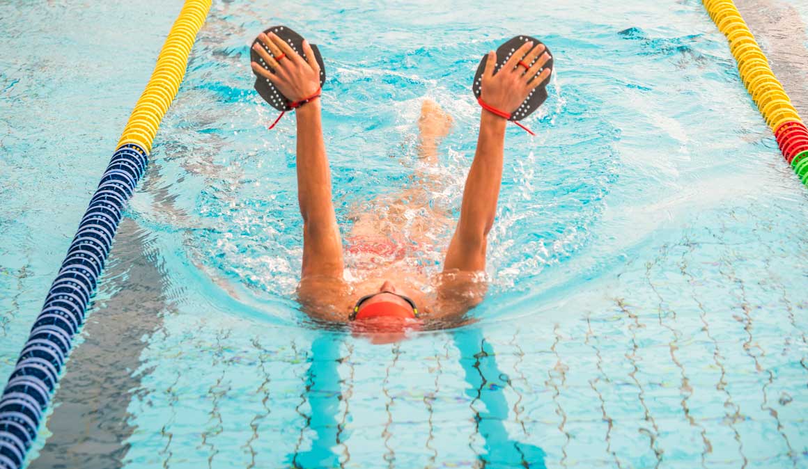 Ejercicios para equilibrar tu natación y no lesionarte