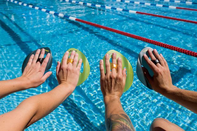 Las palas sin gomas que permiten al nadador aislar diferentes grupos musculares para mejorar la posición y técnica de brazada