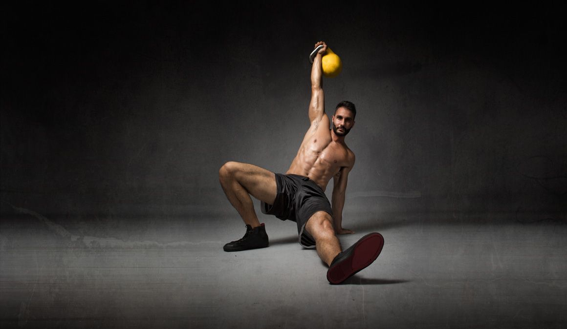 Levantamiento turco, un superejercicio para ser más fuerte, estable y trabajar abdominales