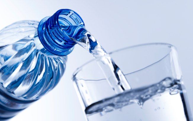 ¿Realmente hay que beber dos litros de agua al día?