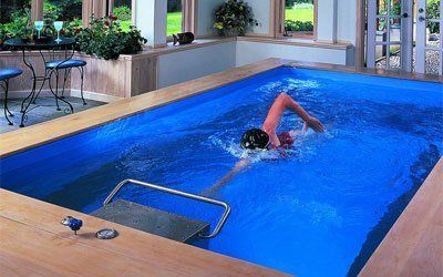 El motor contracorriente que permite nadar en una piscina de 2 m de ancho x 5’5 de largo