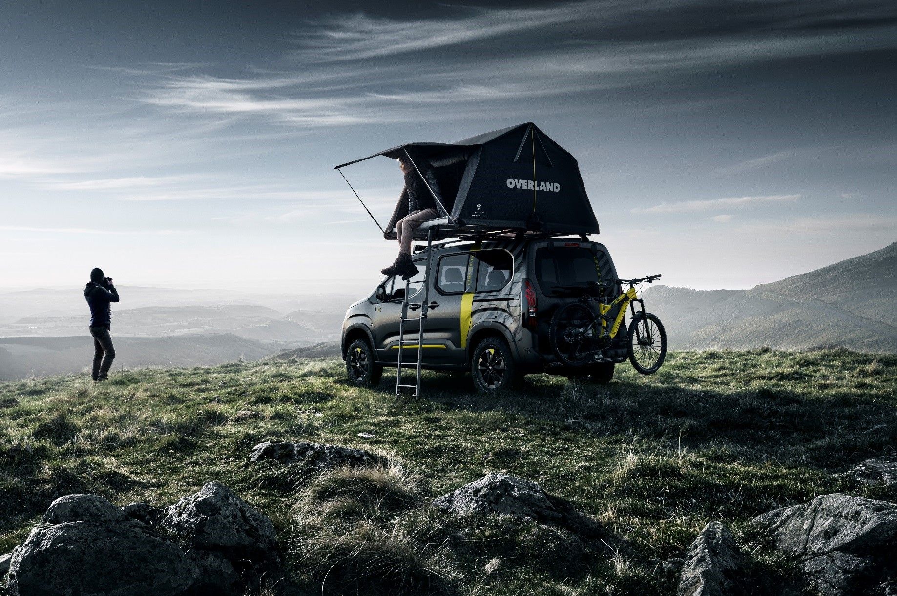 El coche más aventurero: con tienda de campaña y bici eléctrica de serie