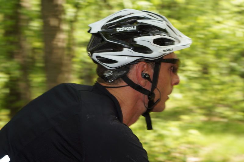 200 euros de multa por ir en bici con auriculares