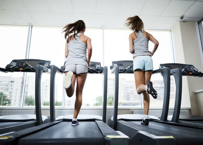 ¿Realmente es mejor ir de lado o marcha atrás en la cinta del gimnasio?