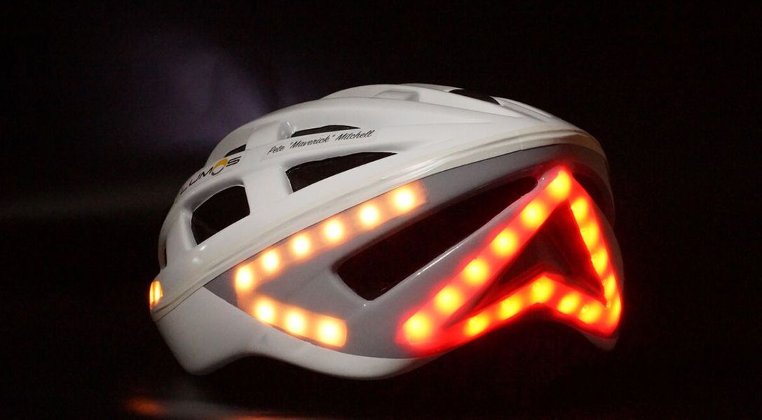 El casco con intermitentes, luz blanca delantera y luz trasera de freno