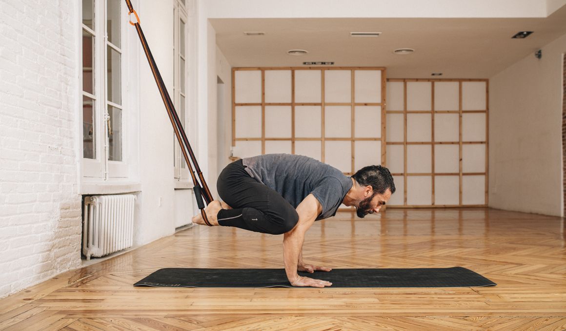 Hacer yoga en suspensión puede ayudarte a conseguir posturas algo más complejas como el cuervo o la grulla