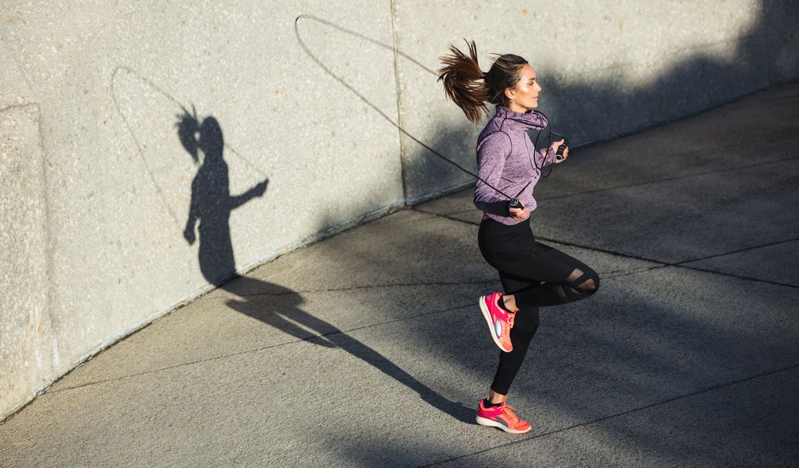 ¿Quieres hacer cardio pero no te gusta correr? Cinco ejercicios para saltar  a la comba